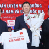 HLV tuyển Việt Nam Kim Sang-sik nhậm chức, ông Park Hang Seo gửi hoa chúc mừng