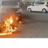 Xe máy bốc cháy ngùn ngụt sau va chạm ô tô trên phố Hà Nội
