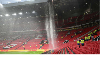 Sân Old Trafford thủng cả mái che, mưa dội xuống như thác đổ