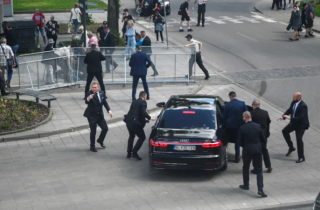 Bị bắn, Thủ tướng Slovakia nguy kịch