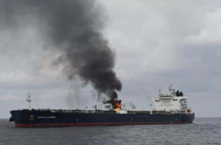 Tàu chở dầu trúng tên lửa ngoài khơi Yemen