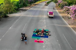 Phạt 150.000 đồng/người với nhóm phụ nữ tập yoga giữa đường ở Thái Bình