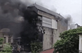 Cháy nhà trọ 3 tầng ở Hà Nội, nhiều người hoảng loạn thoát thân