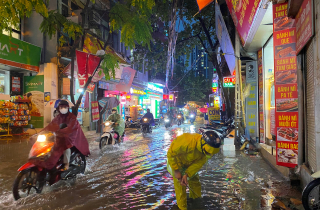 Hà Nội: Mưa lớn, không ùn tắc tại những điểm đọng nước