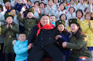 Hình ảnh thân thiện của ông Kim Jong-un cùng trẻ em Triều Tiên