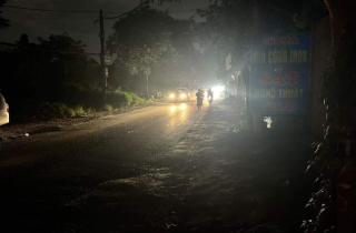 Đường phố không có đèn chiếu sáng tại Hà Nội: Hiểm nguy chực chờ người tham gia giao thông