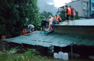 Hà Giang chìm trong biển nước, dân trèo lên mái nhà chờ giải cứu