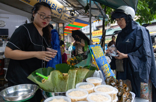 Người dân đội mưa đi sắm lễ trong ngày Tết Đoan Ngọ ở Hà Nội