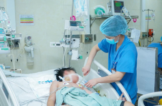 Cứu bé trai 12 tuổi ở Hà Nội bị xe ba gác chở xi măng chèn qua người