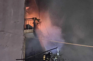 Cháy cửa hàng bán đồ điện trong mưa lớn ở Hà Nội, nghi có người mắc kẹt
