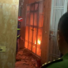Cảnh sát cứu một người thoát khỏi đám cháy nhà trong đêm ở Hà Nội