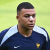 Lý do Mbappe bị gãy mũi nhưng chưa đeo mặt nạ