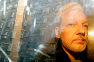 Nhà sáng lập WikiLeaks đồng ý nhận tội