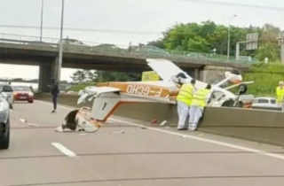 Máy bay chở khách du lịch lao xuống đường cao tốc ở Pháp