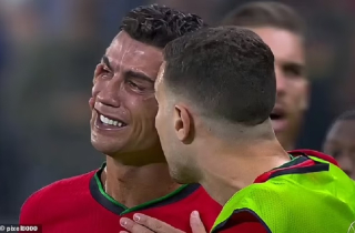 Các ngôi sao bóng đá lên tiếng bảo vệ Ronaldo sau khi đá hỏng phạt đền