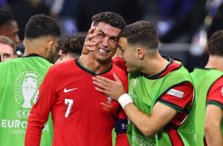 Đá hỏng phạt đền, Ronaldo khóc nức nở