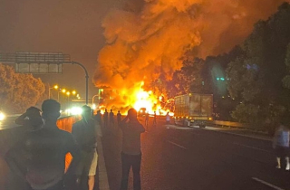 Sau cú va chạm, xe bồn bốc cháy trên cao tốc Hà Nội – Hải Phòng