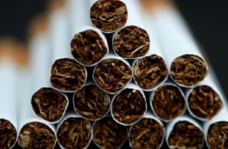 Vì sao Thủ tướng Anh Sunak hủy bỏ chính sách cấm thuốc lá?