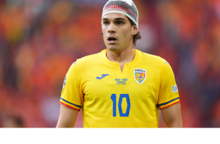 Vì sao cầu thủ EURO 2024 đội chiếc mũ đặc biệt trông như lưới bọc hoa quả?