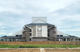 Trung tâm văn hóa huyện “xây mãi không xong”