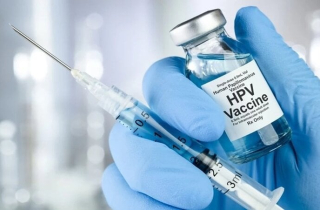 Nhân viên y tế tiêm nước muối thay cho vaccine, dư luận Trung Quốc nổi giận