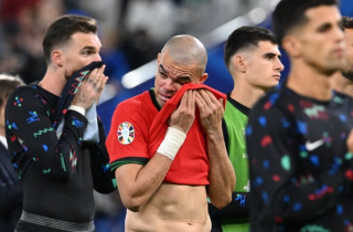 Pepe khóc như mưa, HLV Martinez vẫn bảo vệ học trò