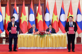 Vietjet trao thoả thuận tăng cường kết nối vận tải hàng không Việt Nam - Lào
