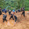 Sạt lở kinh hoàng ở Hà Giang: Người dân bị đất vùi lấp khi ứng cứu xe khách