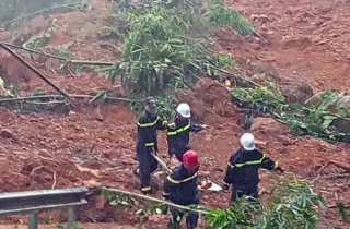 Hiện trường vụ sạt lở đất vùi xe 16 chỗ làm 9 người tử vong ở Hà Giang