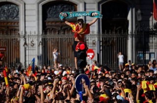 Biển người xuống phố thâu đêm mừng Tây Ban Nha vô địch EURO 2024