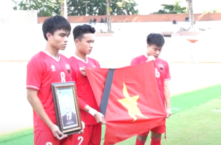 U19 Việt Nam mặc niệm, đeo băng tang tưởng nhớ Tổng Bí thư Nguyễn Phú Trọng