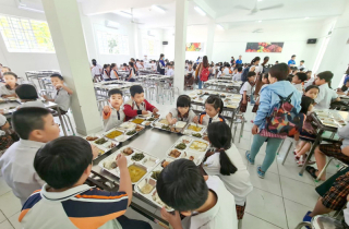 Trước thềm năm học mới, lại lo chất lượng bữa ăn học đường