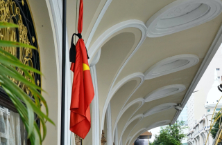 Công sở, nhà dân TP.HCM treo cờ rủ tưởng nhớ Tổng Bí thư Nguyễn Phú Trọng