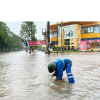 Nhiều tuyến đường ở TP Bắc Giang ngập nửa mét sau mưa lớn