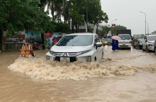Cảnh sát giao thông Hà Nội bố trí lực lượng hỗ trợ người dân qua những điểm ngập lụt