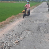 Đường xuống cấp nghiêm trọng, kinh phí sẵn mà… khó tiêu