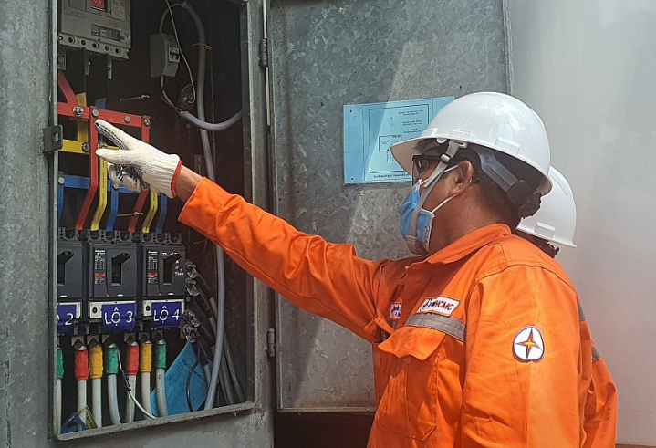 2. Công nhân kiẻm tra hệ thống điện đảm bảo cung cấp điện an toàn ổn định