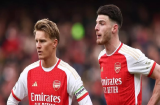 Arsenal 'toang' tuyến giữa ở trận derby London