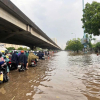 Hà Nội: Nhiều điểm bị ngập úng, các phương tiện di chuyển khó khăn