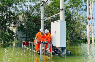 Hà Nội: Nhiều khu vực vẫn ngập sâu 1-3m, chưa thể cấp điện trở lại