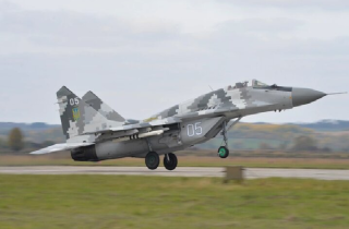 Bức ảnh MiG-29 hạ cánh xuống cánh đồng cải dầu Ukraine gây sốt