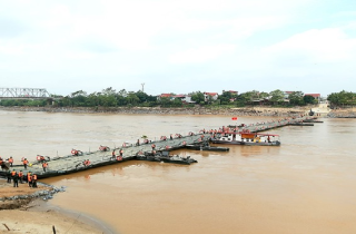 Hoàn thành lắp đặt cầu phao Phong Châu, phương tiện đi lại thế nào?