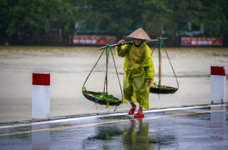 Miền Trung và Nam Bộ chiều tối mưa to