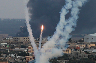 Sau một năm giao tranh, Hamas vẫn phóng được rocket vào Tel Aviv