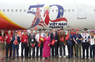 Tàu bay Vietjet mang hình ảnh mừng quan hệ Việt Nam - Pháp đã về tới TPHCM