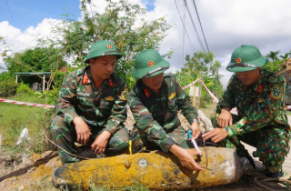 Phát hiện quả bom dài hơn 1m trong khu dân cư ở Quảng Trị