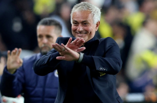 Nhận thẻ đỏ, Mourinho mỉa mai trọng tài 'giỏi nhất thế giới'