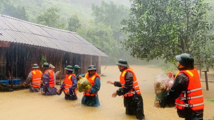 Nước lũ bủa vây, người dân miền Trung hối hả chạy lụt