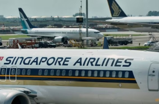 Máy bay Singapore Airlines chở 266 người bị nứt kính chắn gió