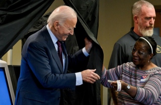 Đi bỏ phiếu sớm, Tổng thống Joe Biden nói gì khi được hỏi 